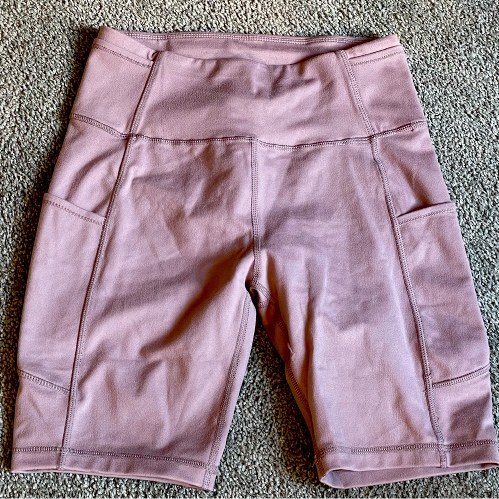 Yoga shorts w/2 side pockets & 1 small waist pocket! Purple. Size XS. Inseam 7”.